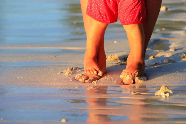 Madre y bebé pies caminando en la playa — Foto de Stock