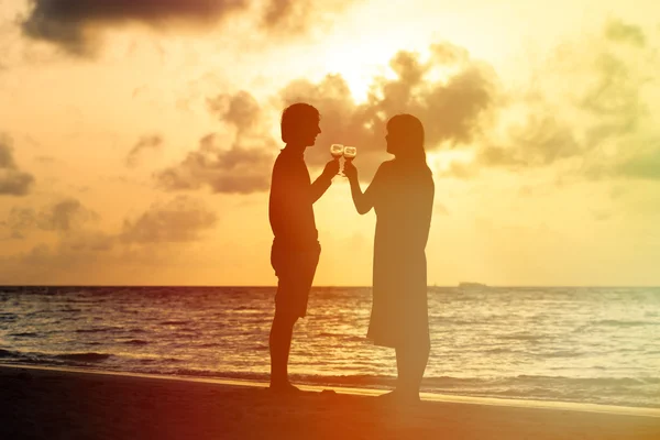 Silhouette di coppia bere vino al tramonto spiaggia — Foto Stock