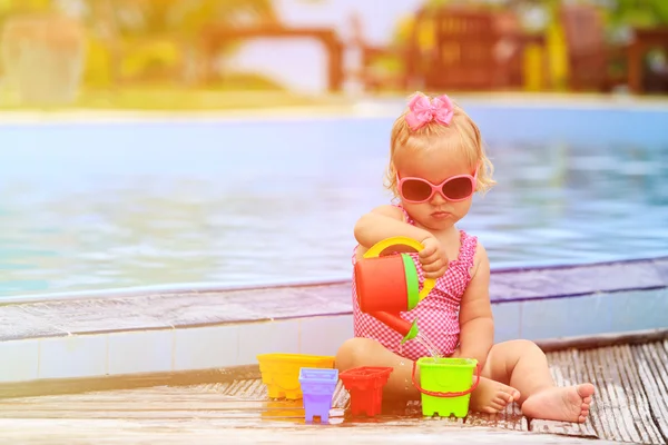 Linda chica jugando en la piscina en la playa tropical —  Fotos de Stock
