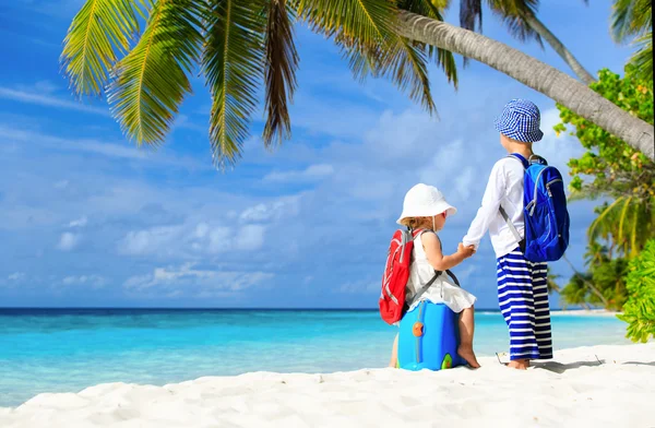 Liten pojke och småbarn flicka resa på tropical beach — Stockfoto
