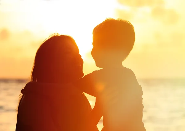 Felice madre amorevole e piccolo figlio al tramonto — Foto Stock