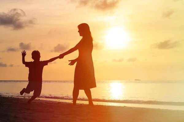 Sagome di madre e figlio divertirsi al tramonto — Foto Stock