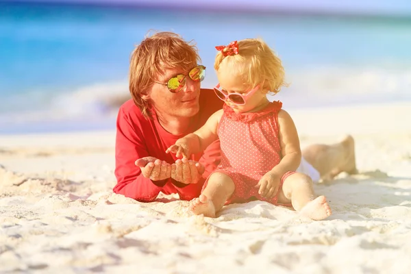 Baba ve küçük kız sahilde kum ile oynamak — Stok fotoğraf