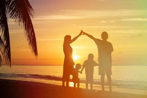 Happy rodiče dělat doma pro děti na pláži při západu slunce Royalty Free Stock Obrázky