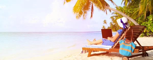 Donna con computer portatile in vacanza tropicale, panorama — Foto Stock