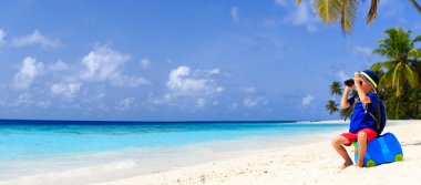 küçük çocuk seyahat bavul ile yaz tropik sahilde