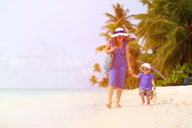 Anne ve sevimli küçük kızı Sahilde yürüyüş