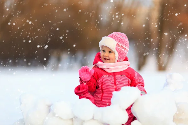 Schattig klein meisje spelen in de wintersneeuw — Stockfoto