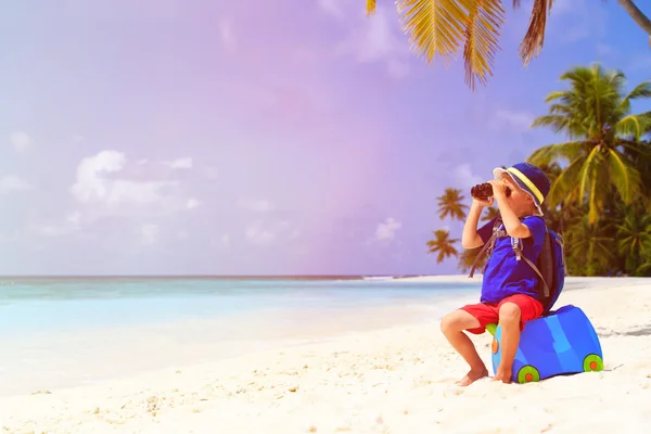 Niño pequeño viaje en verano playa tropical con maleta — Foto de Stock