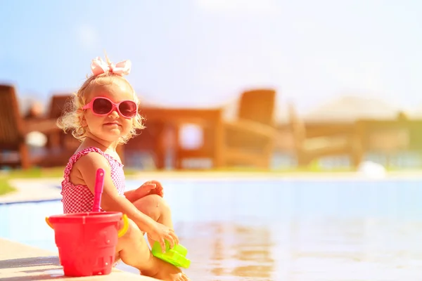 Roztomilá holčička hraje v bazénu na pláži — Stock fotografie