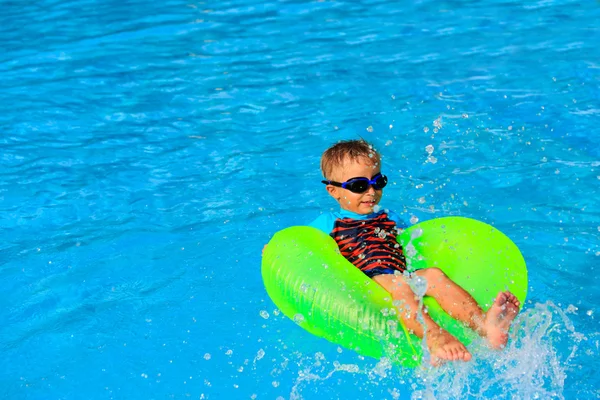 Küçük çocuk hayat ringde zevk Yüzme Havuzu — Stok fotoğraf