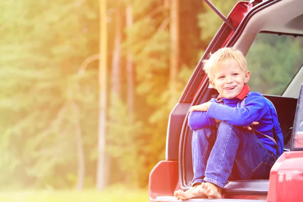 Menino feliz viajar de carro na natureza verão — Fotografia de Stock