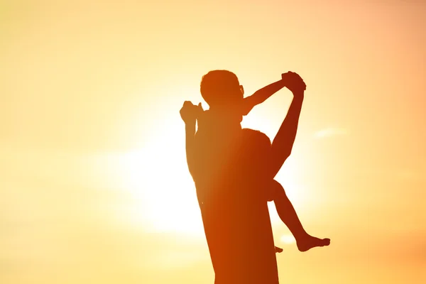 Padre e figlio divertirsi al tramonto — Foto Stock