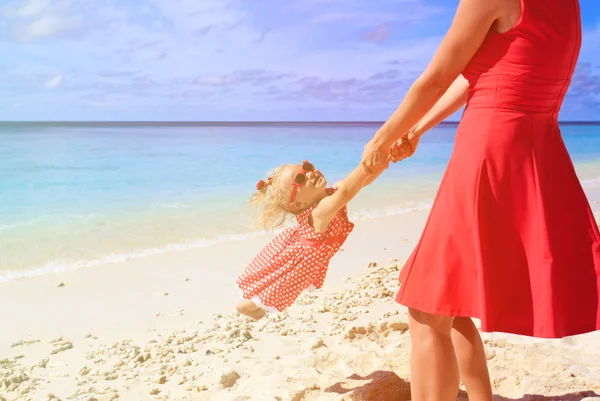 Moeder en dochter spelen op zomer strand — Stockfoto