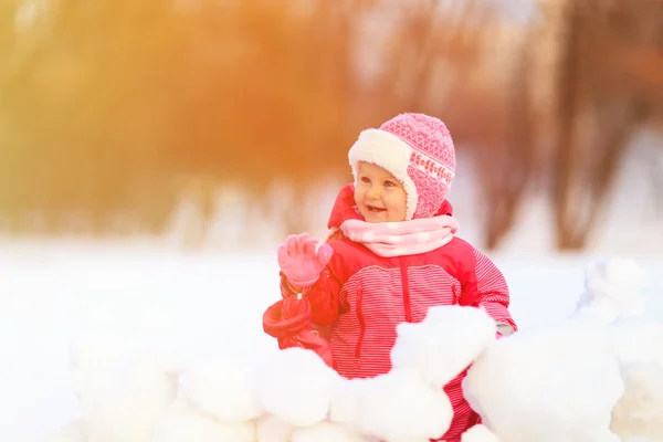 Sevimli küçük kız kış karda oynamak — Stok fotoğraf