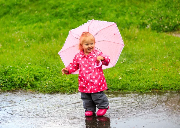 Linda niña divirtiéndose en la lluvia — Foto de Stock