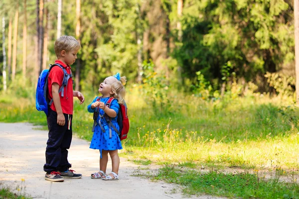 快乐的小的男孩和女孩背着背包在夏天 — 图库照片