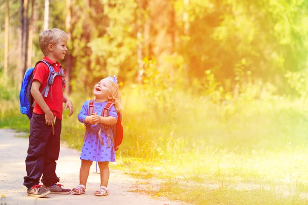 Feliz niño y niña con mochilas en verano — Foto de Stock