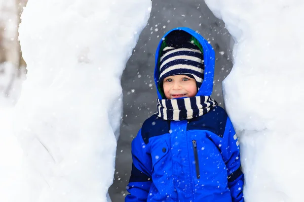 Маленький хлопчик розважається в зимовому снігу — стокове фото