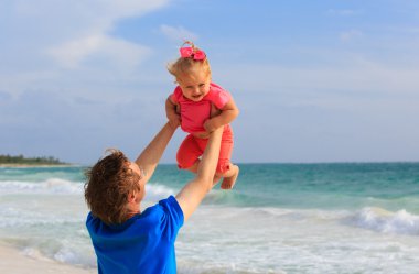 Baba ve küçük kız plaj tatil eğleniyor