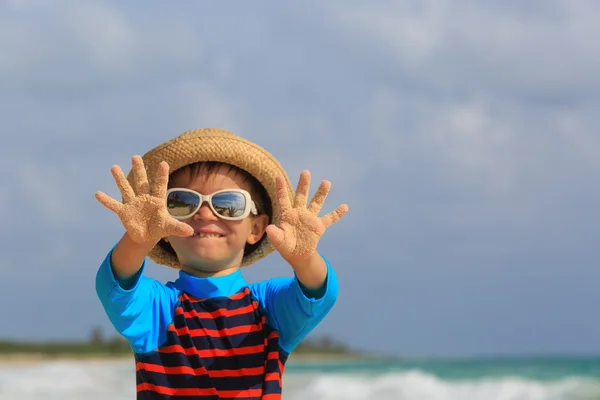 Mały chłopiec zabawy na tropikalnej plaży — Zdjęcie stockowe