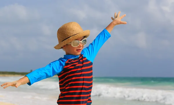 Ragazzino divertirsi sulla spiaggia tropicale — Foto Stock