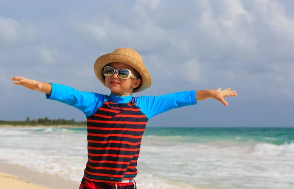Mały chłopiec zabawy na tropikalnej plaży — Zdjęcie stockowe