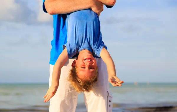 Liten pojke att ha kul med pappa på stranden — Stockfoto