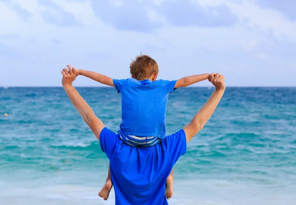 Gelukkig vader en zoon op zee vakantie — Stockfoto
