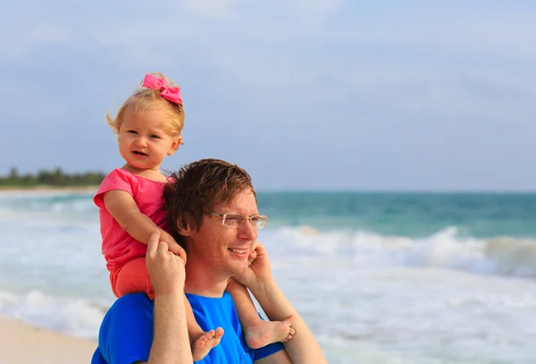 Padre e hija pequeña en vacaciones de playa —  Fotos de Stock