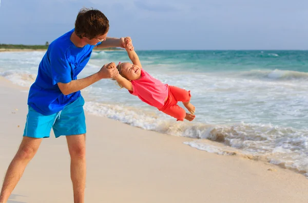 Vater und kleine Tochter haben Spaß im Strandurlaub — Stockfoto