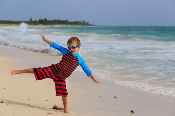 Niño divirtiéndose en la playa de verano —  Fotos de Stock