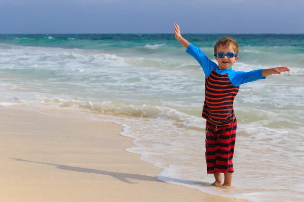 Mały chłopiec, zabawy na plaży latem — Zdjęcie stockowe