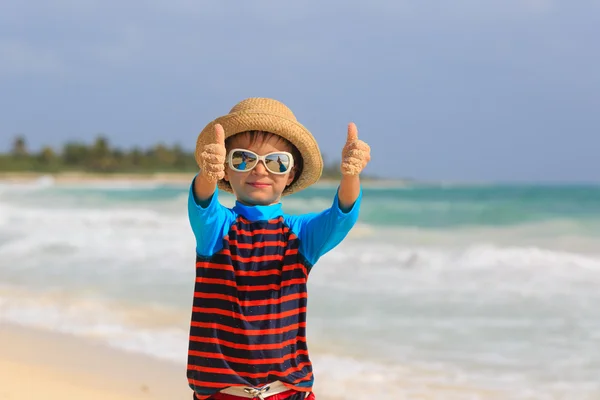 Pequeno menino polegares para cima no verão praia — Fotografia de Stock