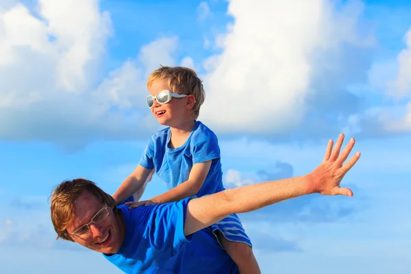 Pappa och Lille son spelar på sommarhimmel — Stockfoto