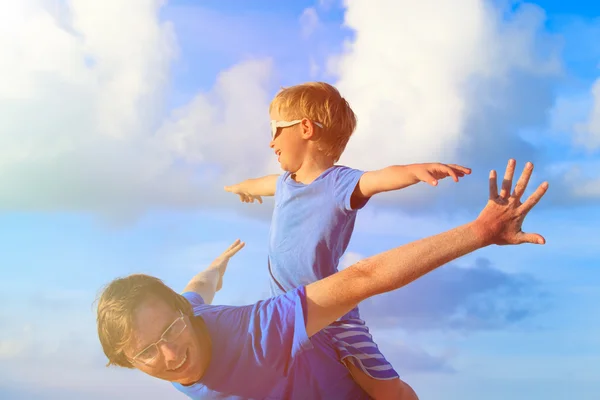 Ojciec i synek gra na lato niebo — Zdjęcie stockowe
