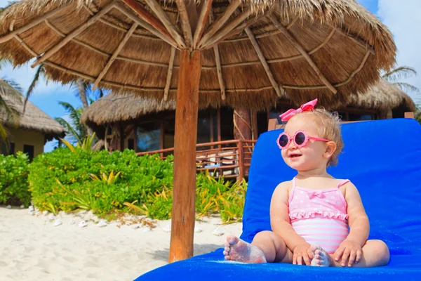 Schattig klein meisje op zomer strand — Stockfoto