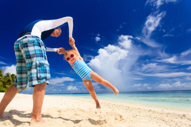 Baba ve küçük kız yaz sahilde eğleniyor