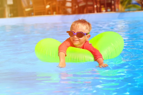 Petit garçon dans la vie amusant à la piscine — Photo