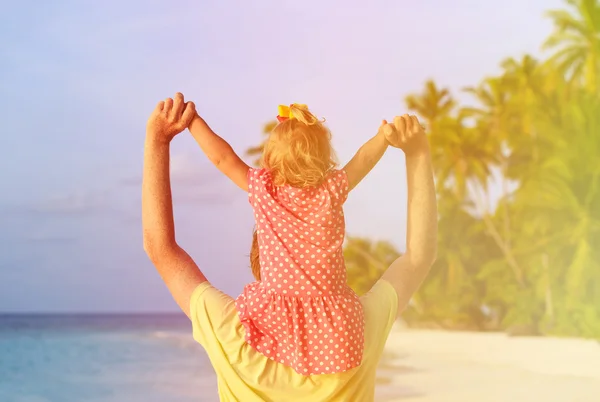 Baba ve küçük kızı omuzlarında beach adlı oyun — Stok fotoğraf