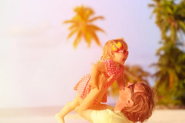 Feliz padre e hija pequeña en la playa tropical —  Fotos de Stock