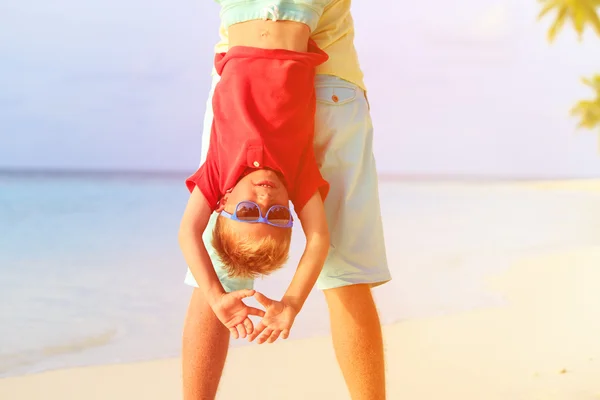 Ojciec i szczęśliwy synek gra na plaży — Zdjęcie stockowe