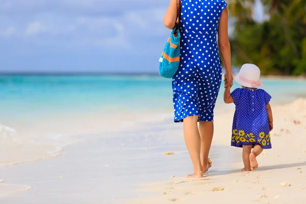 Mère et petite fille marchant sur la plage tropicale — Photo