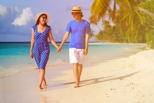 Feliz pareja amorosa caminando en la playa tropical — Foto de Stock