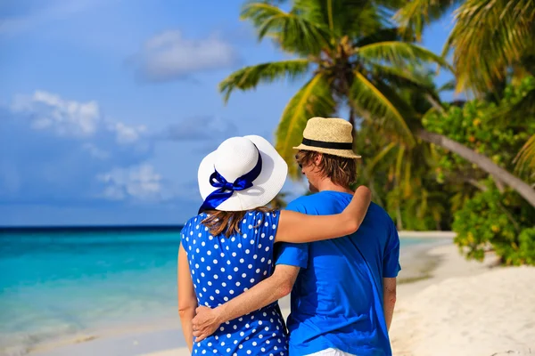 Glada unga par på tropisk sommar strand — Stockfoto