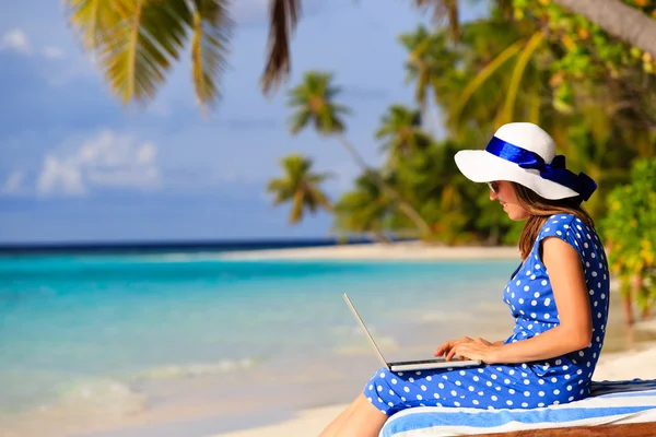 Young woman with laptop on tropical beach — Stock Photo, Image