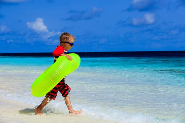 Kleine jongen spelen met vaste voetring op tropische strand — Stockfoto
