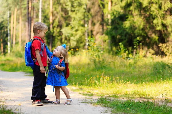 Feliz niño y niña con mochilas en verano — Foto de Stock