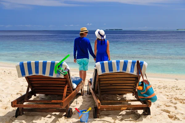 Casal feliz relaxar em uma praia tropical — Fotografia de Stock
