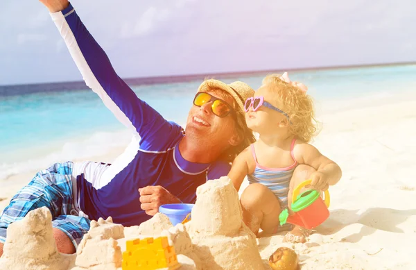 Buon padre e figlioletta in spiaggia facendo selfie — Foto Stock